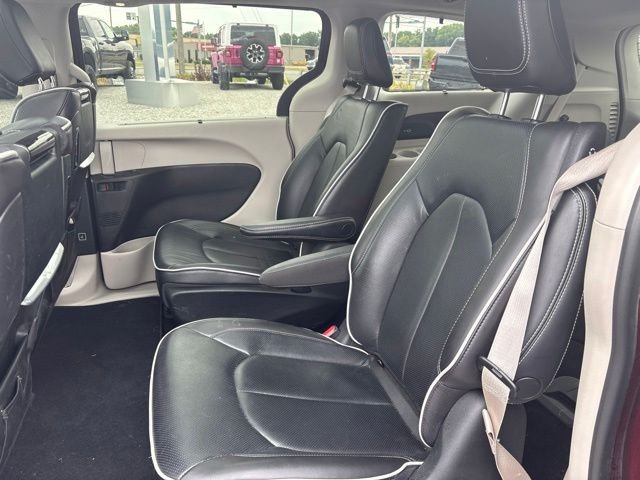 Used 2022 Red Chrysler Limited image 12