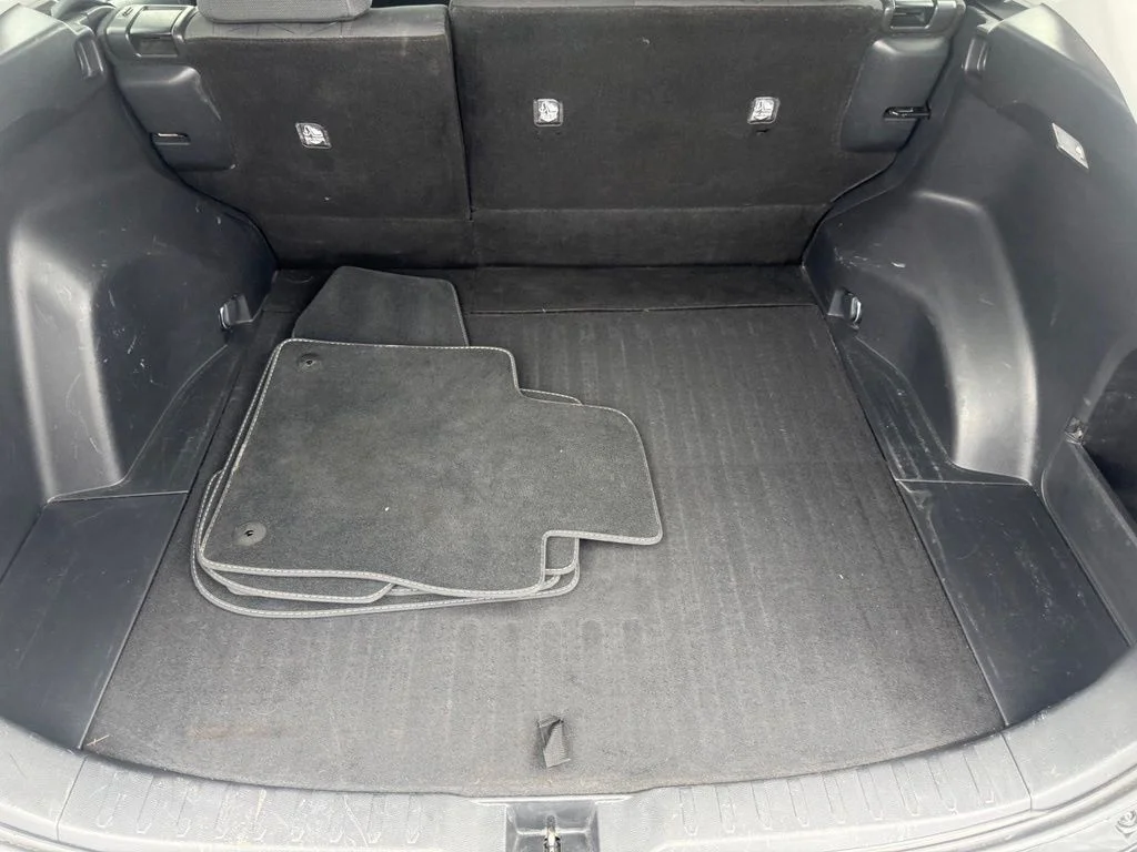 Used 2019 White Toyota XLE image 36