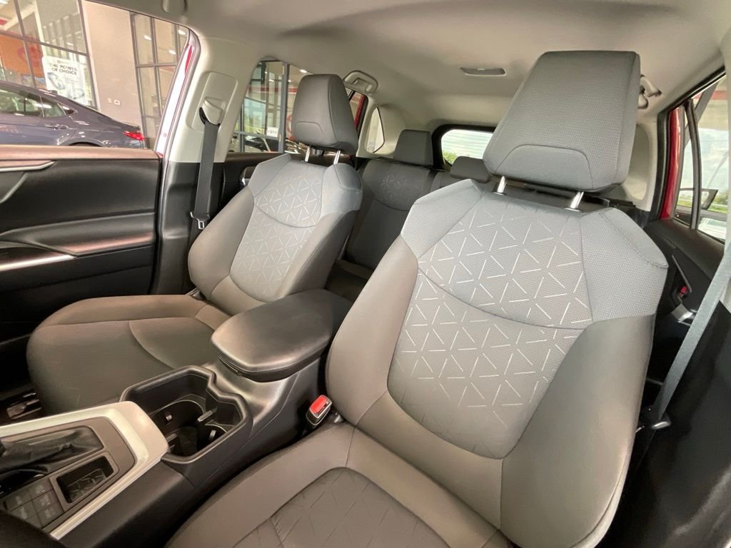 2025 Toyota RAV4 XLE - Photo 9