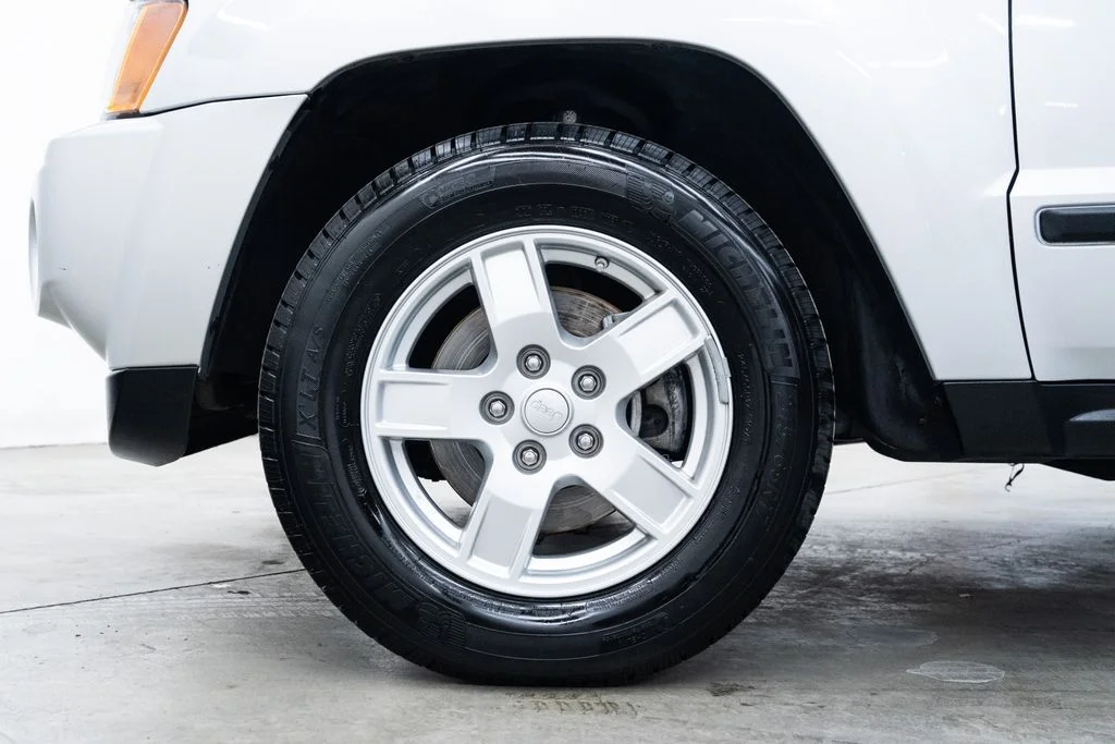 Used 2007 Silver Jeep Laredo image 7
