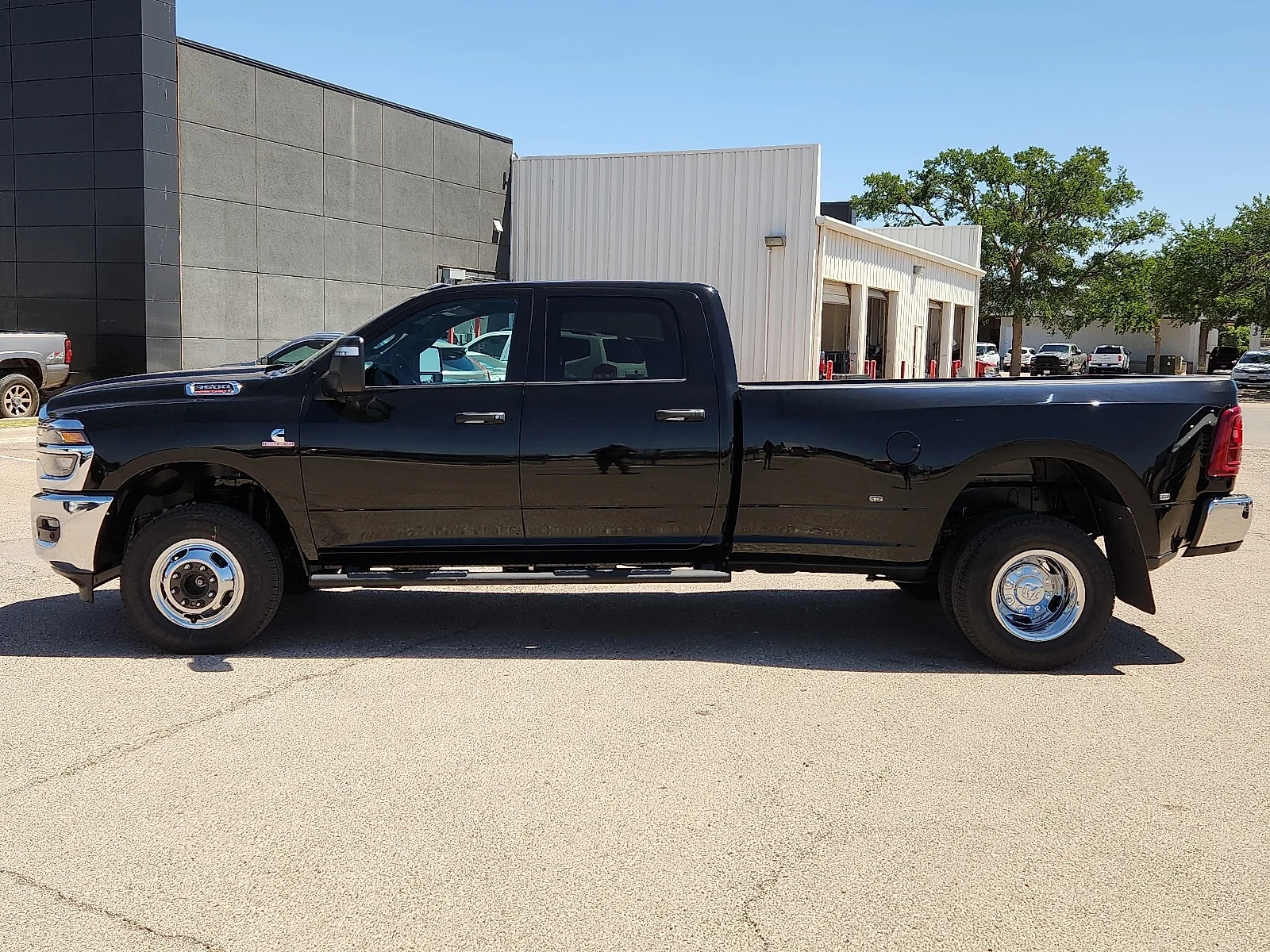 New 2026 Diamond Black Crystal Pearl-Coat  Paint Ram TRADESMAN CREW CAB 4X4 8