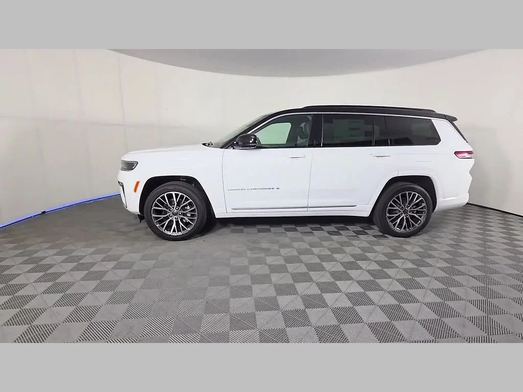 New 2026 Bright White Clear-Coat Exterior Paint Jeep Summit image 34