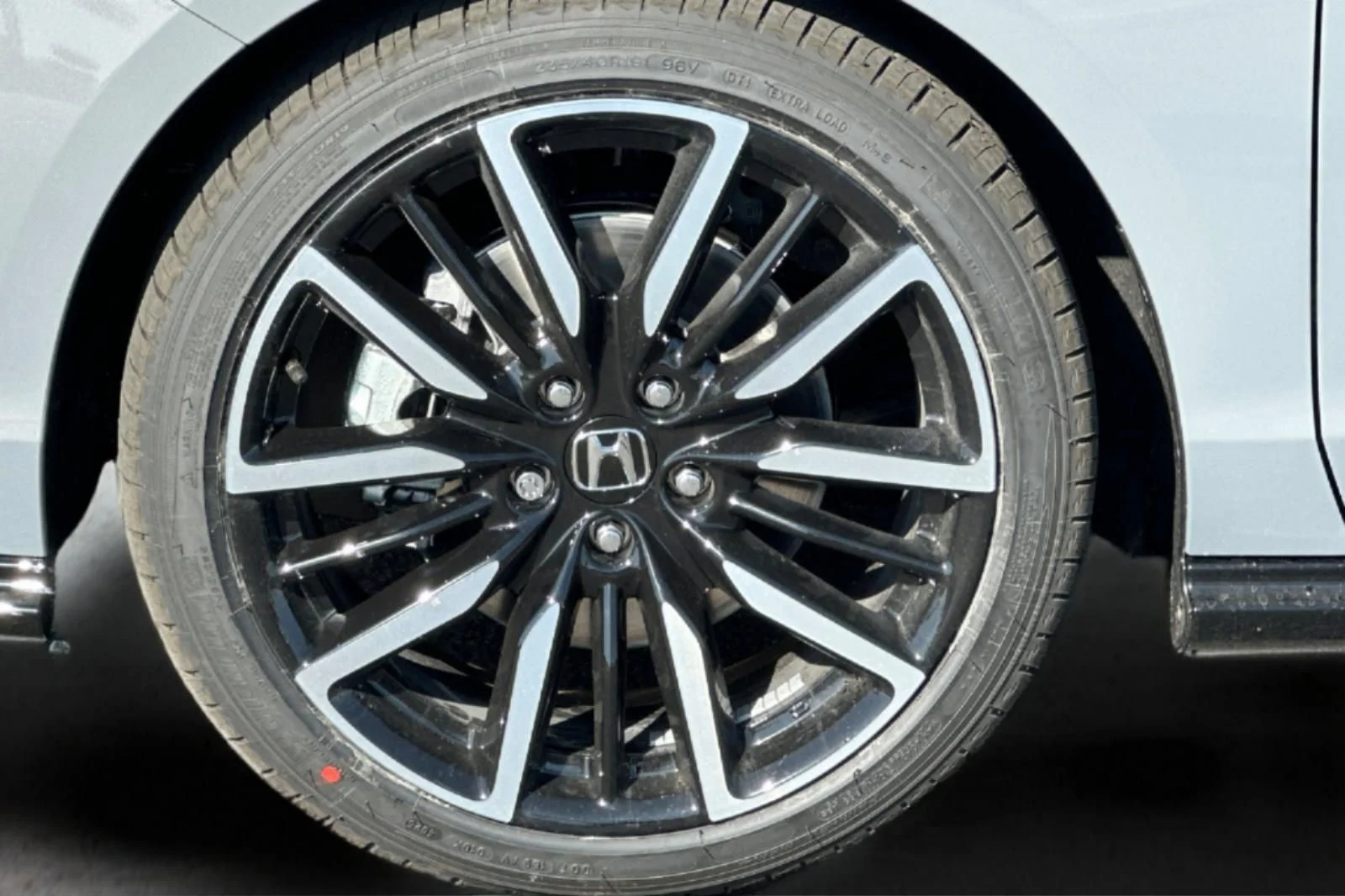 New 2026 Urban Gray Pearl Honda Touring image 32