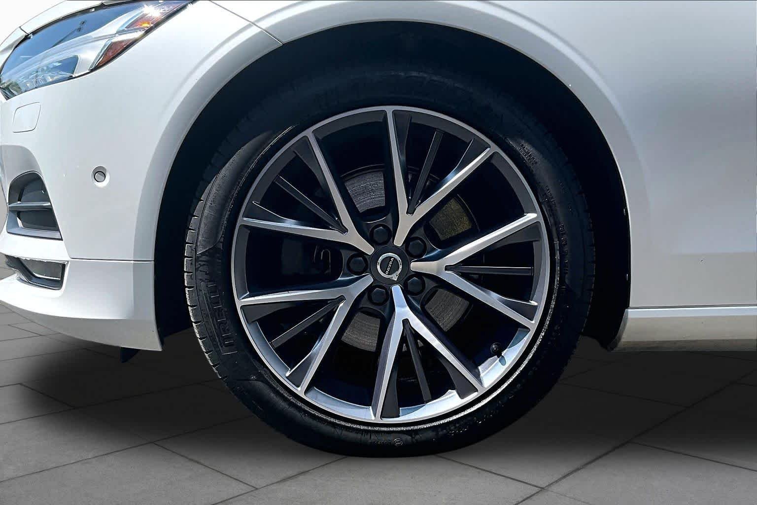 Used 2018 Crystal White Pearl Metallic Volvo Momentum image 11