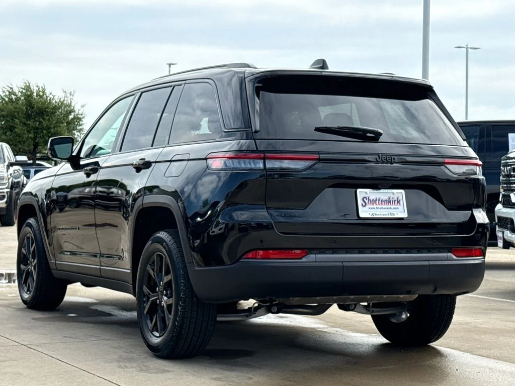 New 2026 Diamond Black Crystal Pearl-Coat Exterior Paint Jeep Altitude image 6