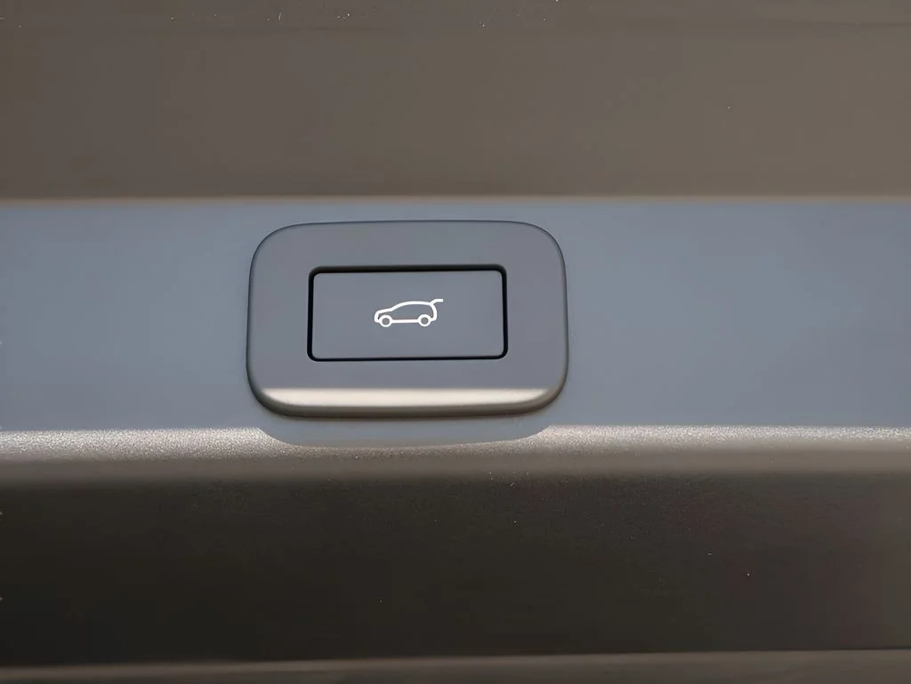 Certified Used 2025 Blue Nebula in Matte Land Rover SV Edition Two image 24