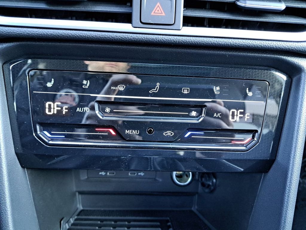2025 Volkswagen Taos SEL - Photo 26