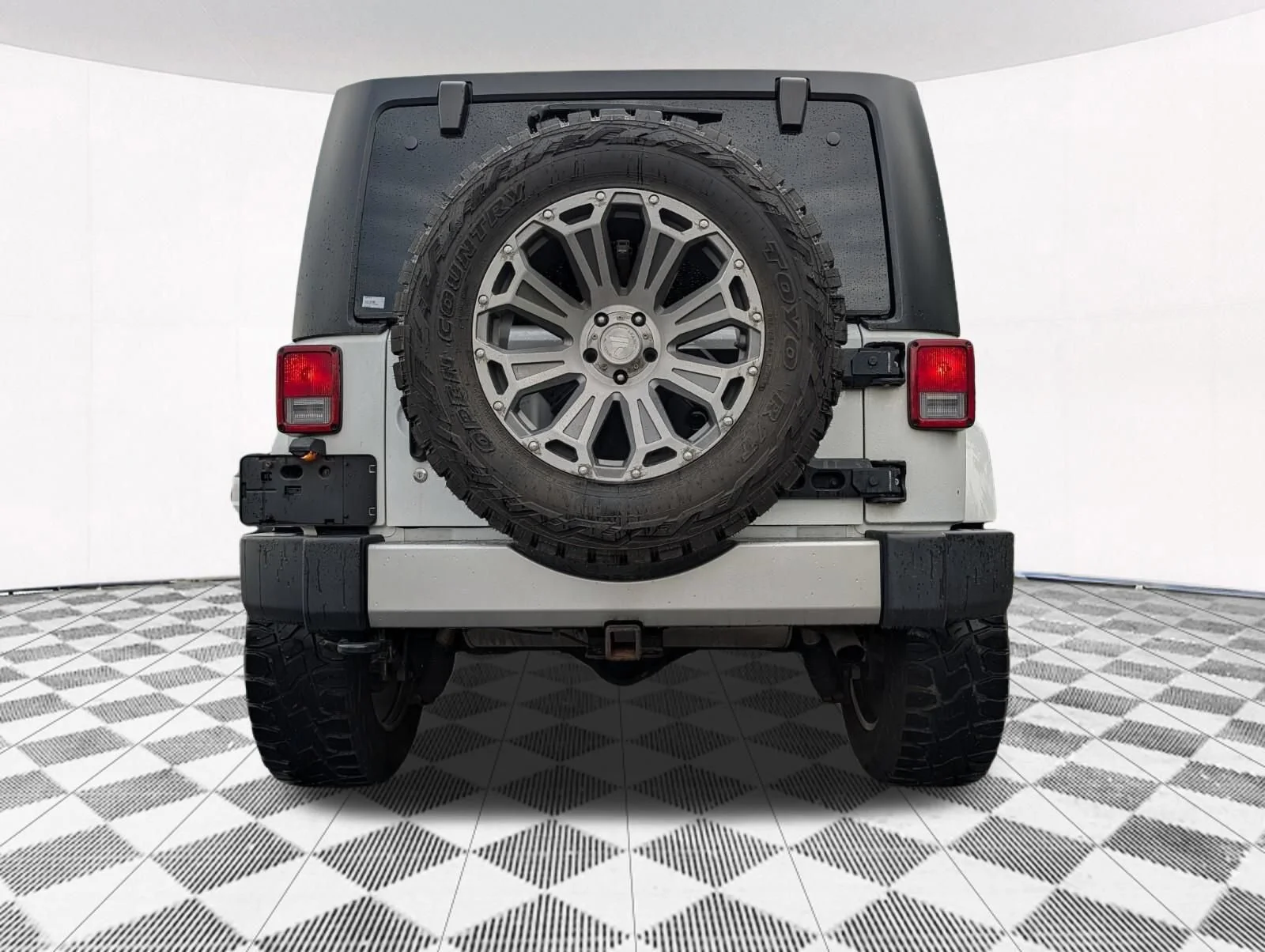 Used 2018 White Jeep Sahara 4x4 image 12