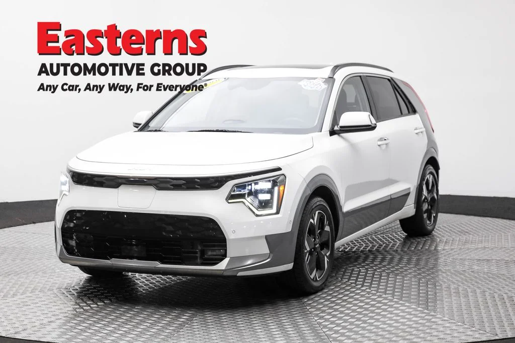 Used 2023 White Kia Wave image 1