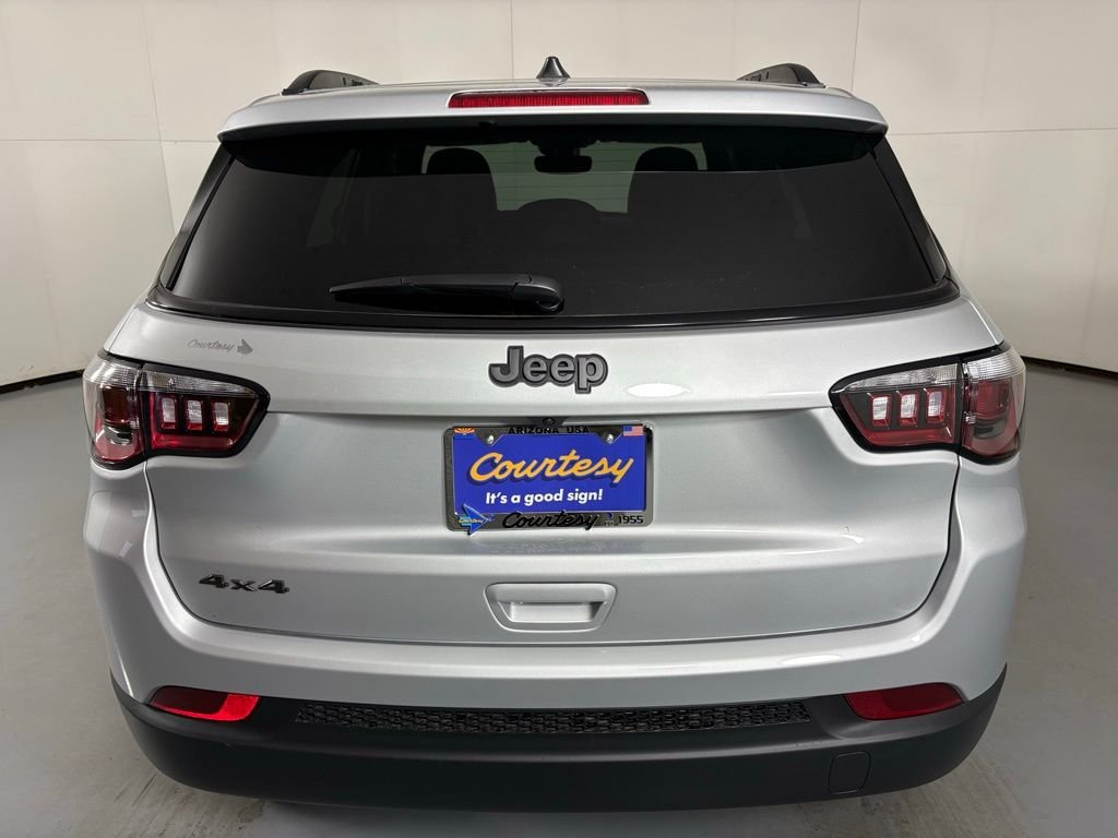 New 2026 Silver Zynith Metallic Clearcoat Jeep Latitude image 7