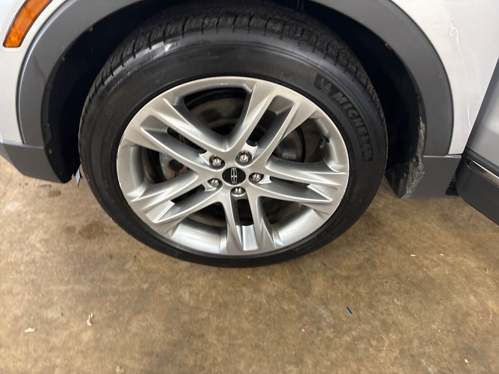 Used 2015 Silver Lincoln Base image 11