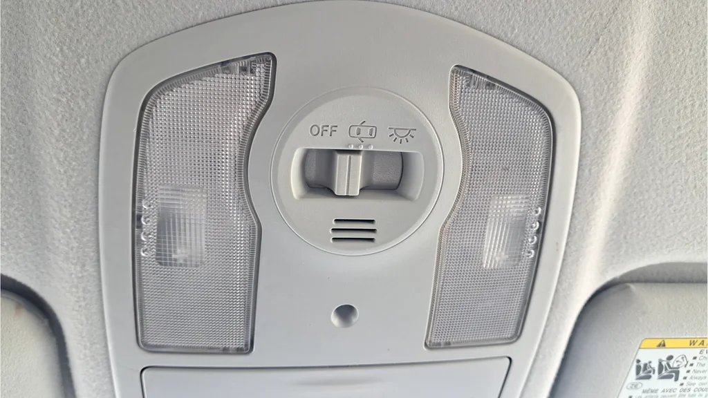 Used 2015 White Toyota Three image 24