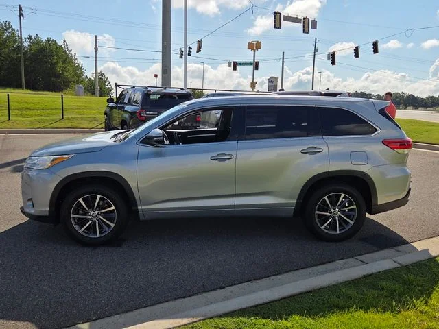 Used 2017 Silver Toyota XLE image 4