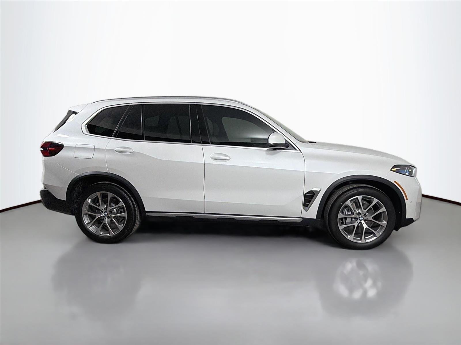 New 2026 Mineral White Metallic BMW xDrive40i image 4