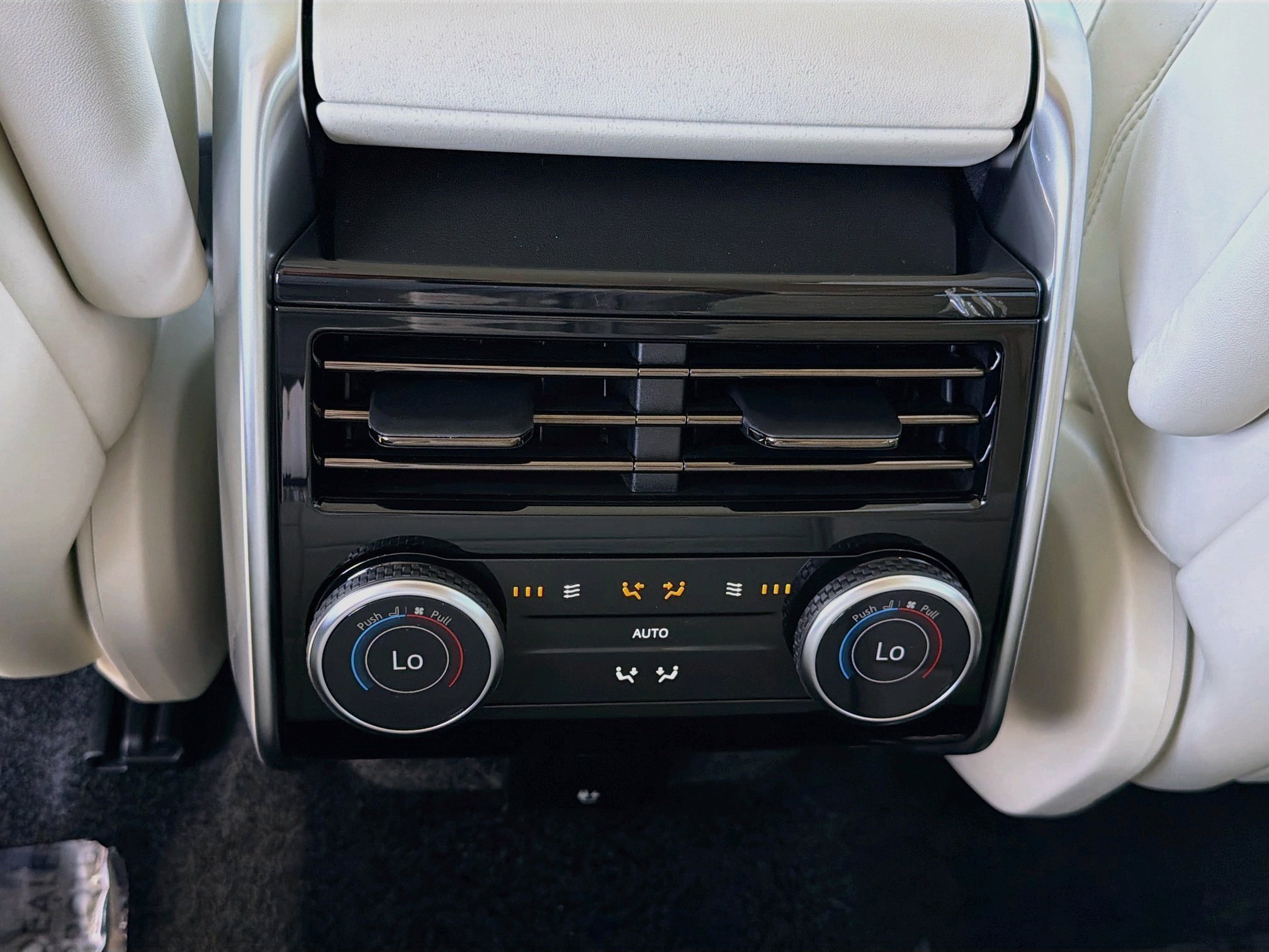 New 2027 Santorini Black LAND ROVER SE image 21