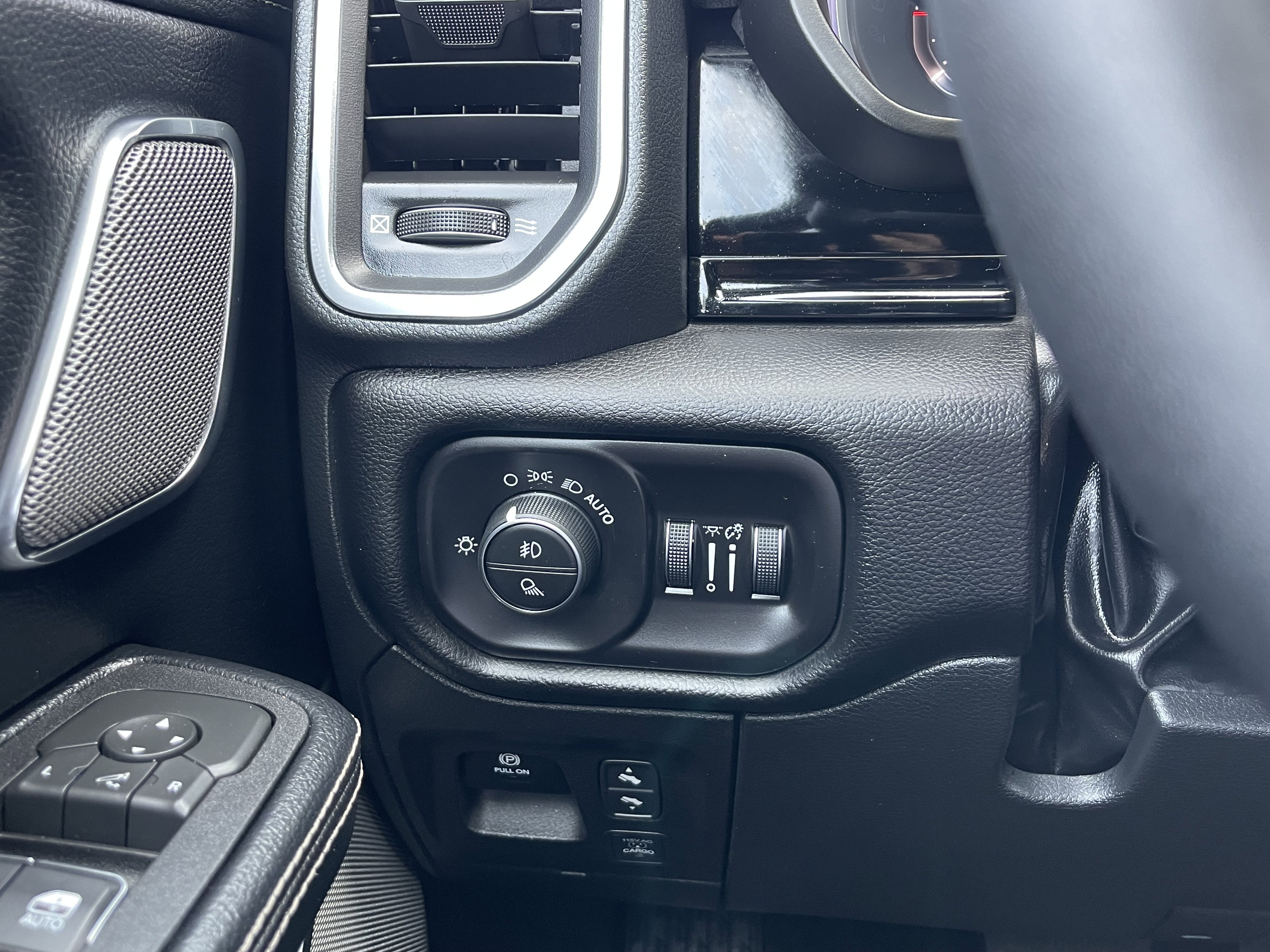 New 2026 Ivory White Tri-Coat Pearl-Coat Exterior Paint RAM Laramie image 40