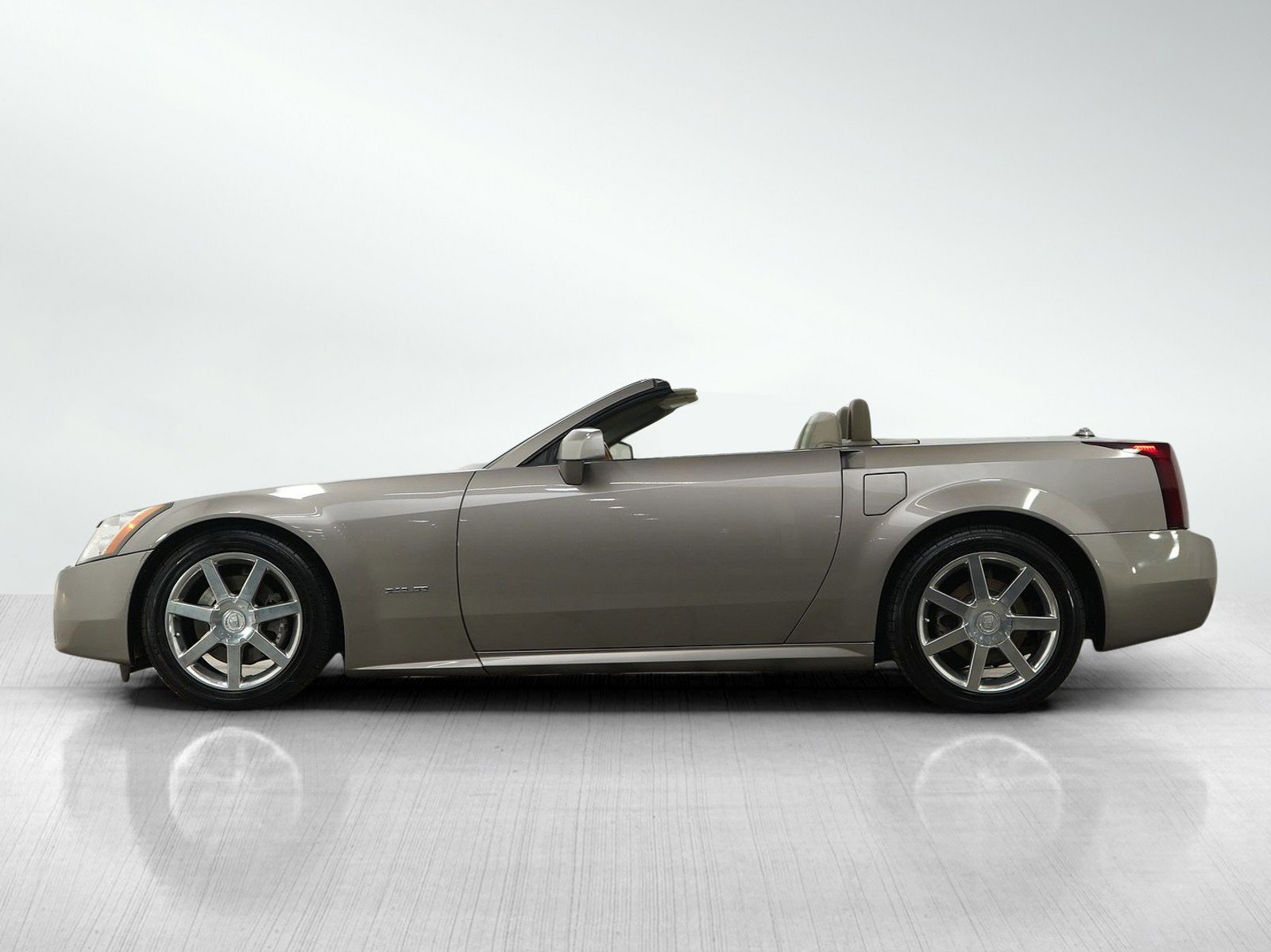 Used 2005 Cadillac XLR Base with VIN 1G6YV34A455600364 for sale in Wayzata, Minnesota
