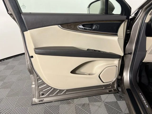 Used 2019 Brown Lincoln Select image 15