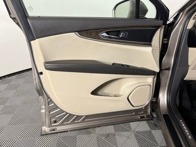 Used 2019 Brown Lincoln Select image 15