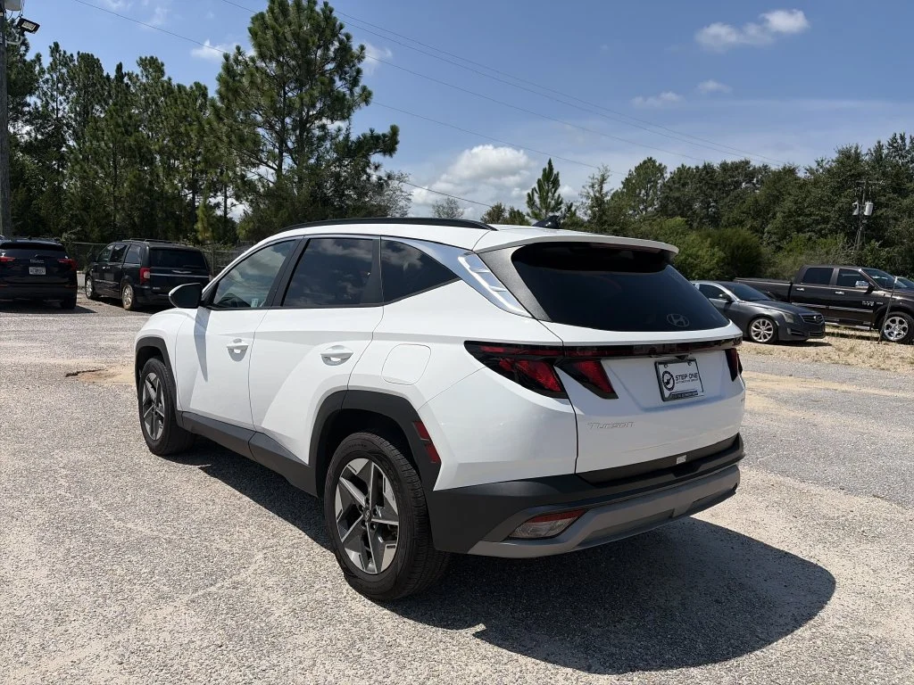 Used 2025 White Hyundai SEL image 4