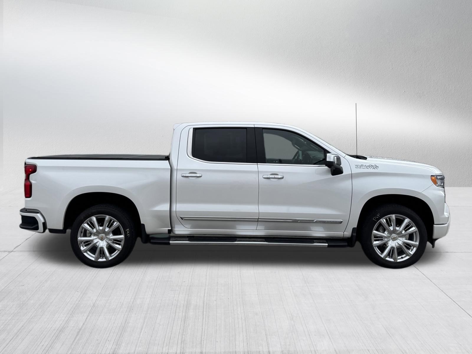 Used 2024 Iridescent Pearl Tricoat Chevrolet High Country image 8
