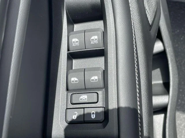 New 2025 Silver Zynith Exterior Paint Jeep Altitude image 16