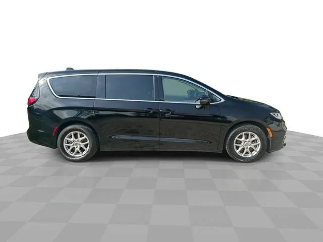 Used 2024 Black Chrysler Touring L image 10