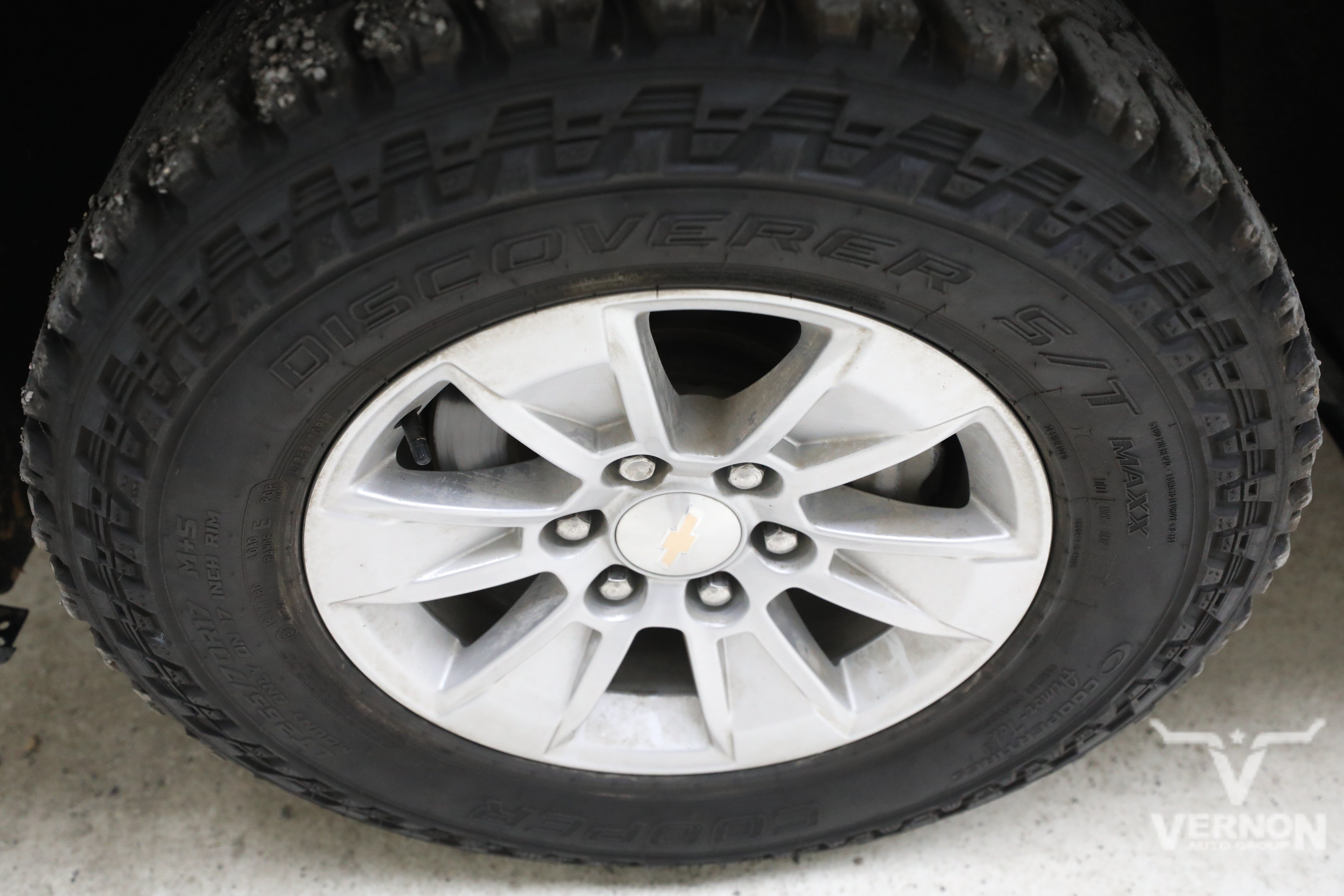Used 2021 Silver Ice Metallic Chevrolet Y image 29