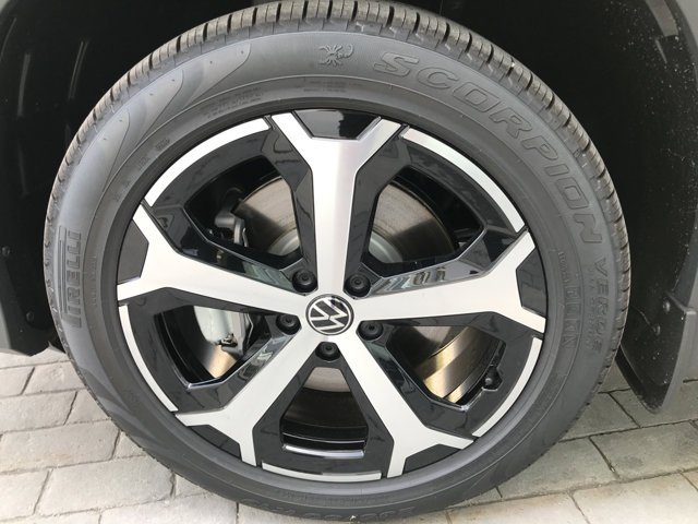 New 2026 Platinum Gray Metallic Volkswagen SE image 12
