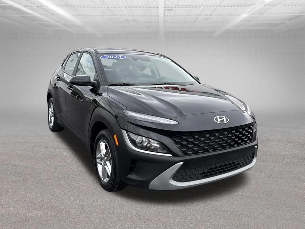 Used 2023 Abyss Black Pearl Hyundai SE image 3