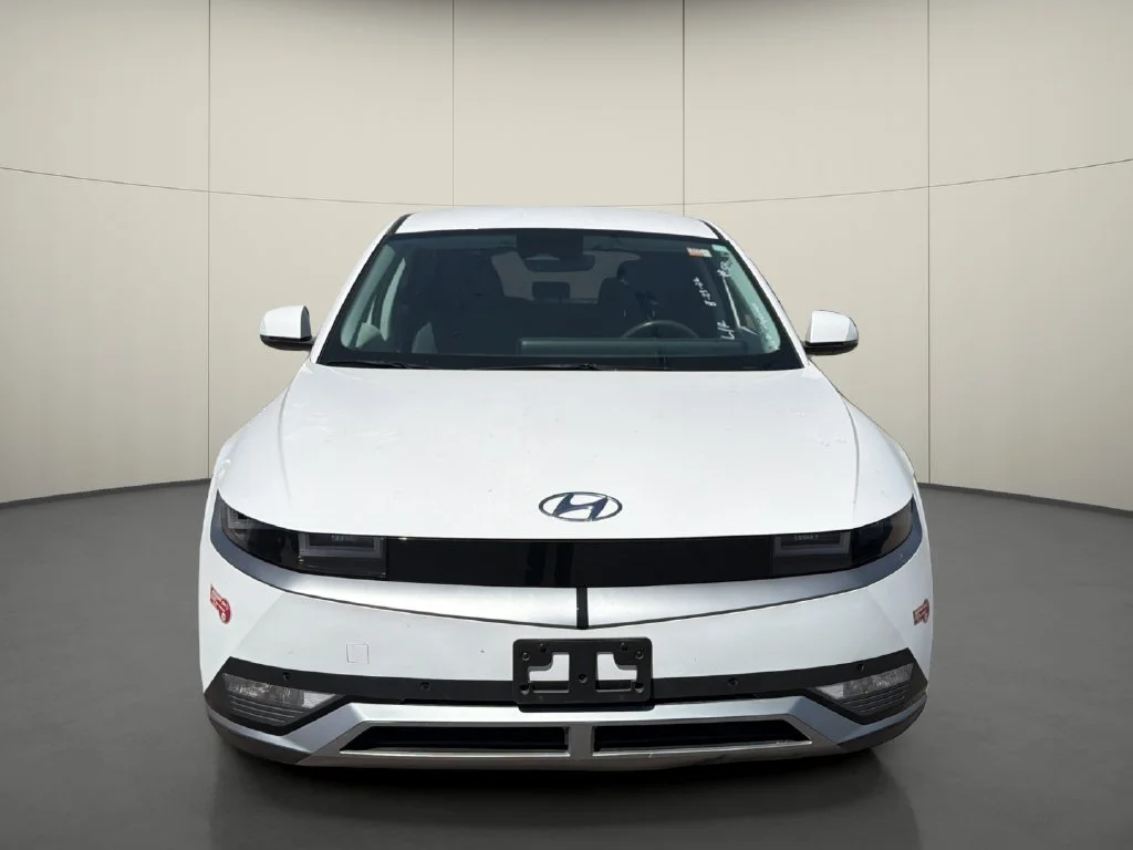 Used 2024 White Hyundai SEL image 2