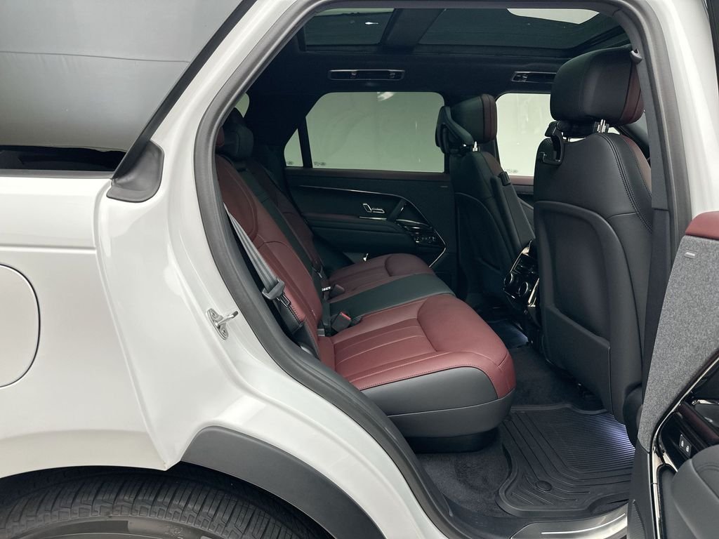 New 2026 Fuji White Land Rover Dynamic SE image 7