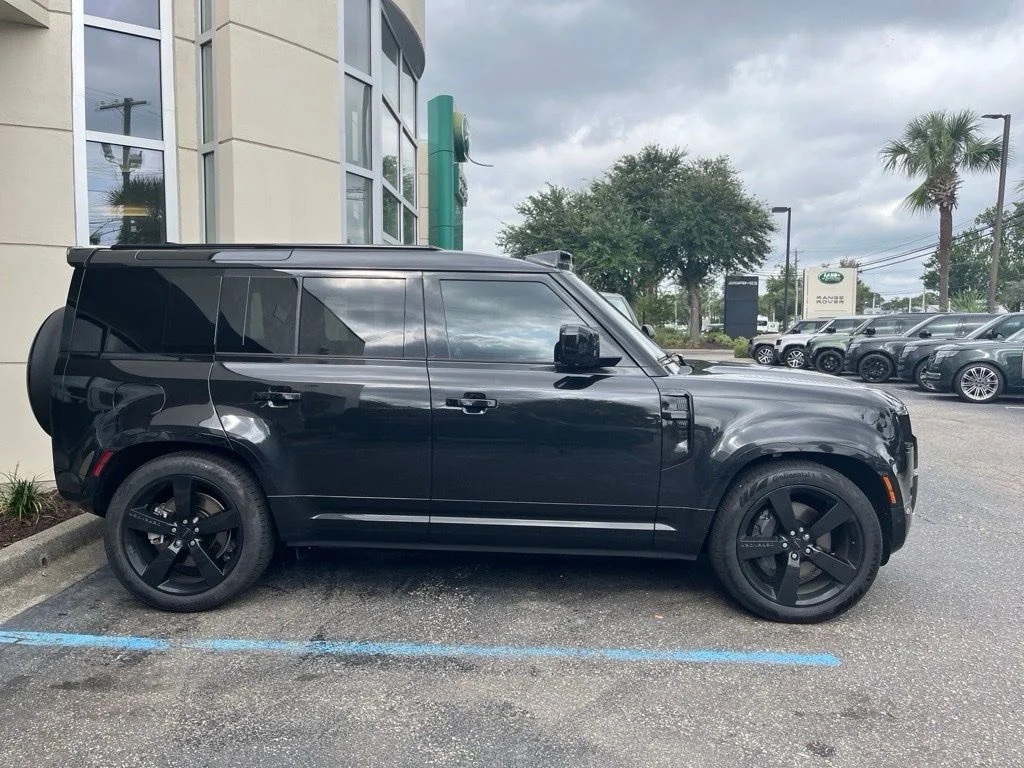 Certified Used 2026 Santorini Black Metallic Land Rover X-Dynamic SE image 5