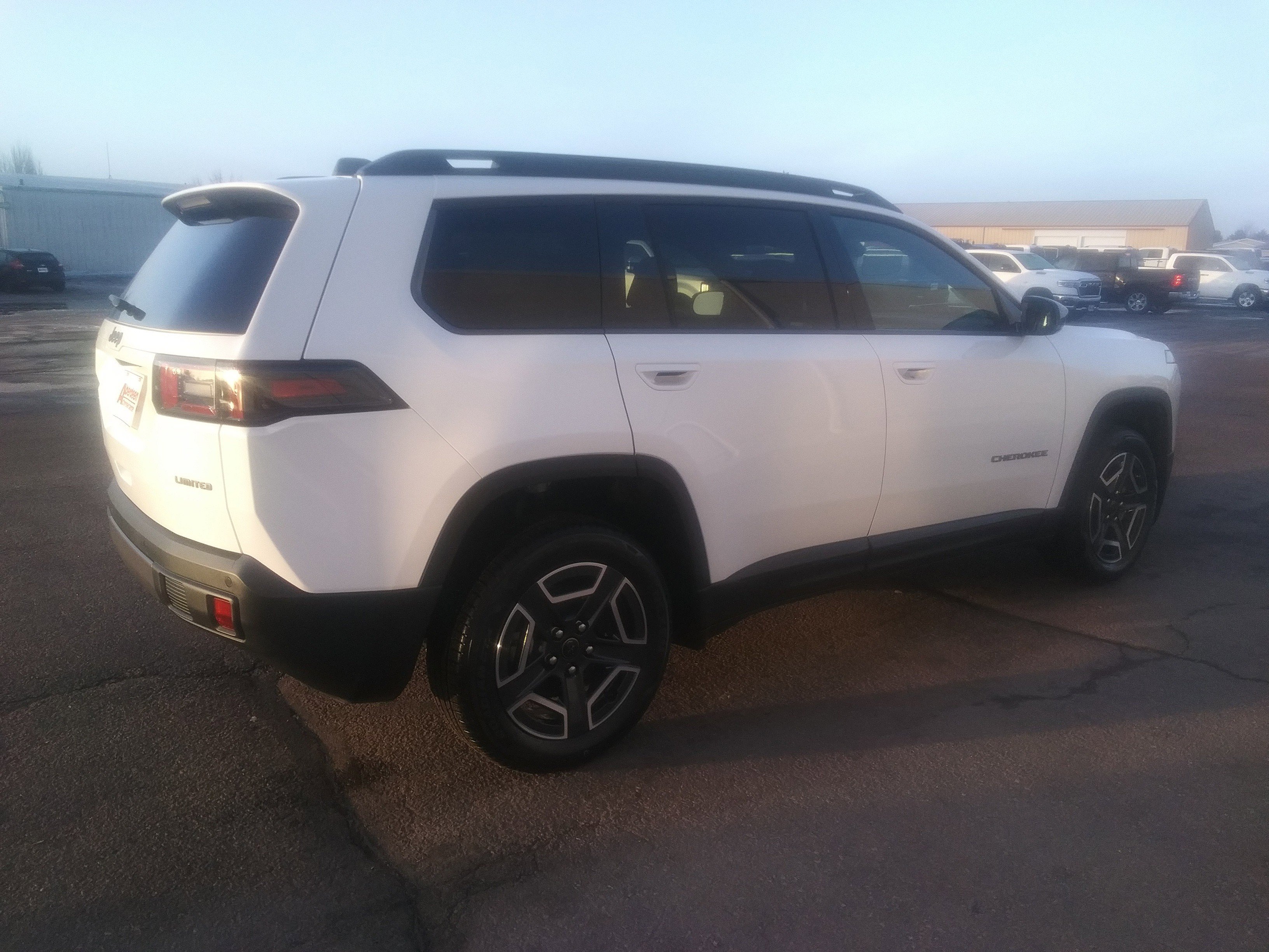 New 2026 Bright White Clear-Coat Exterior Paint Jeep Limited image 5