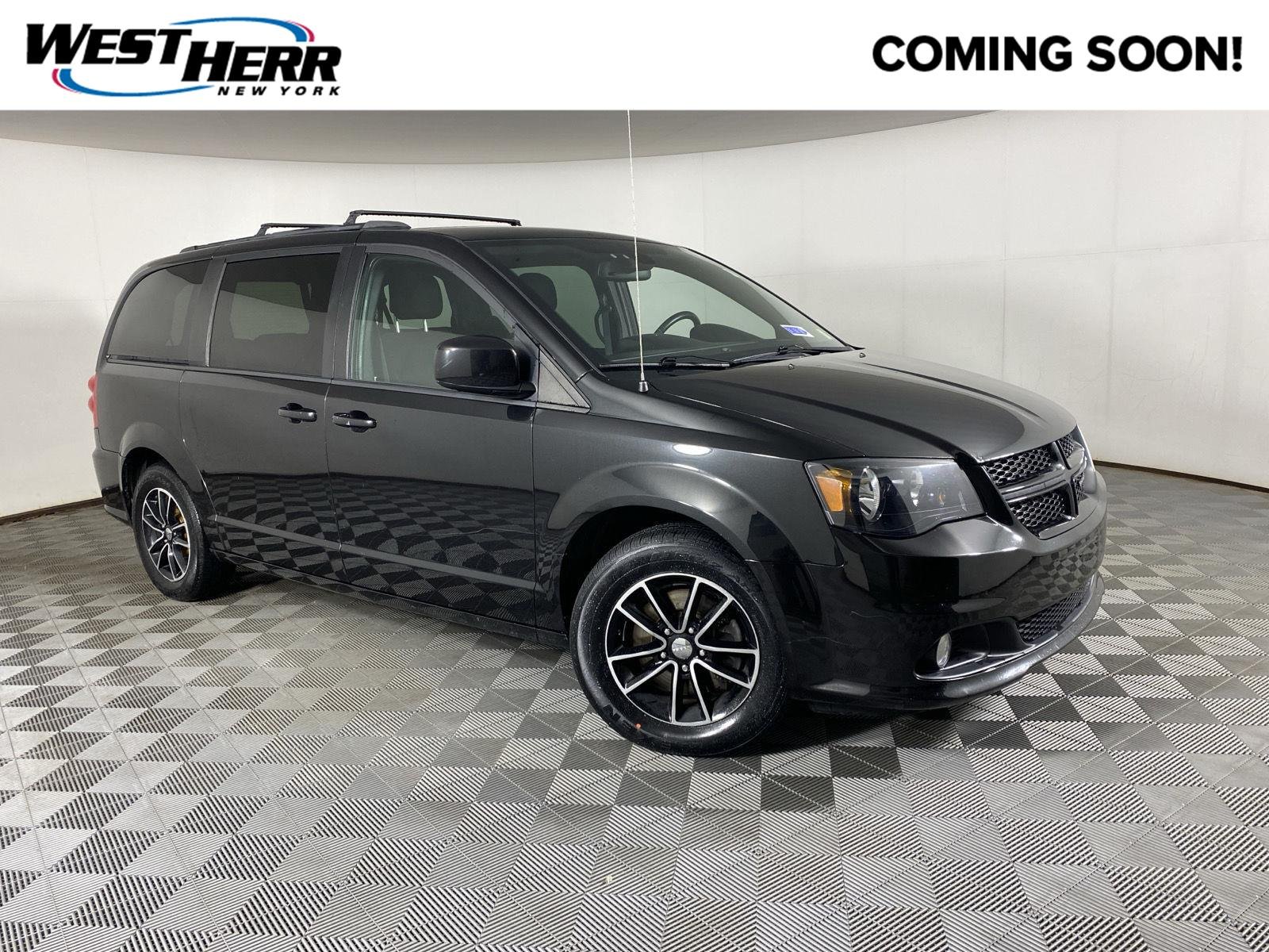 Used 2018 Black Onyx Crystal Pearlcoat Dodge SE Plus image 1