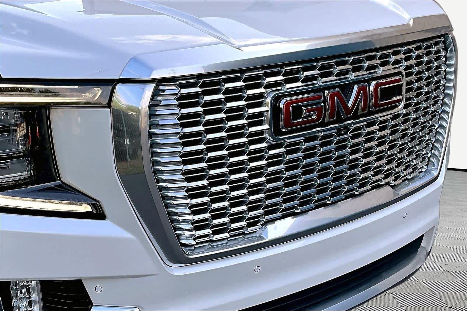 Used 2022 White Frost Tricoat GMC Denali image 30