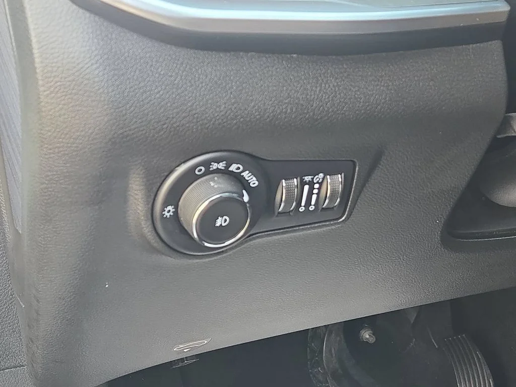 Used 2025 Silver Jeep Limited image 33