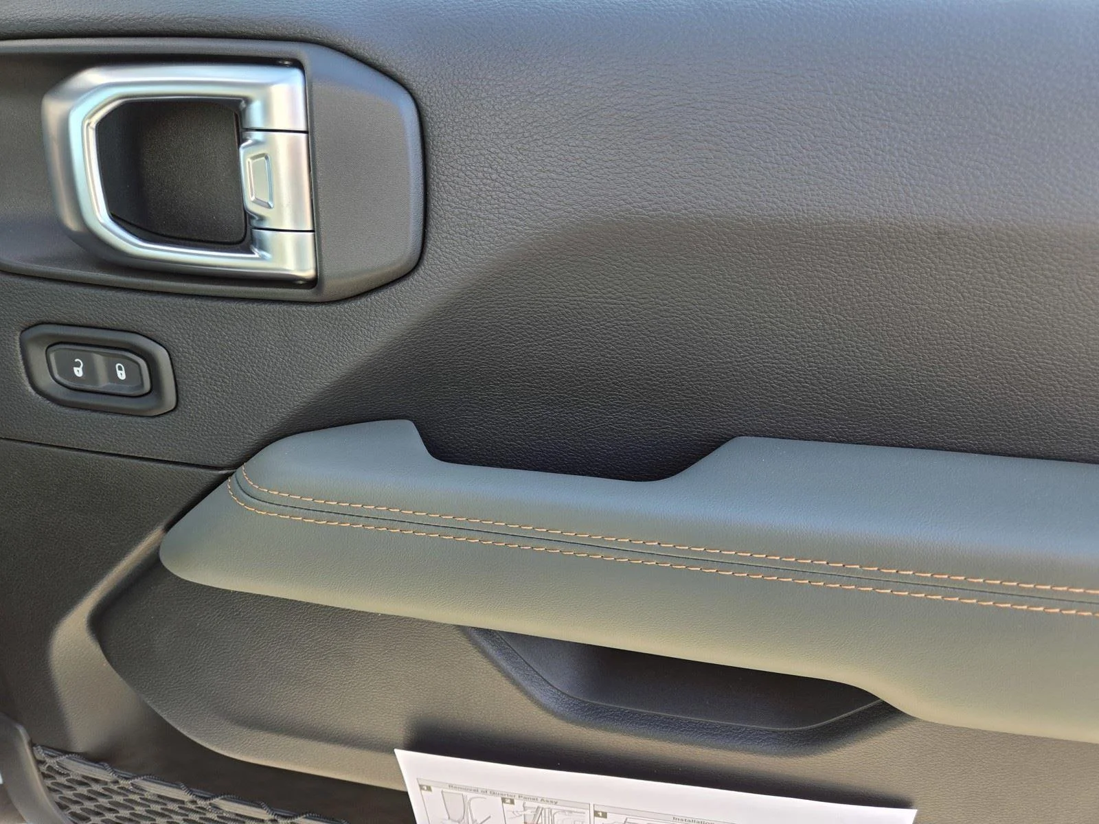 New 2026 Bright White Clear-Coat Exterior Paint Jeep Mojave image 10