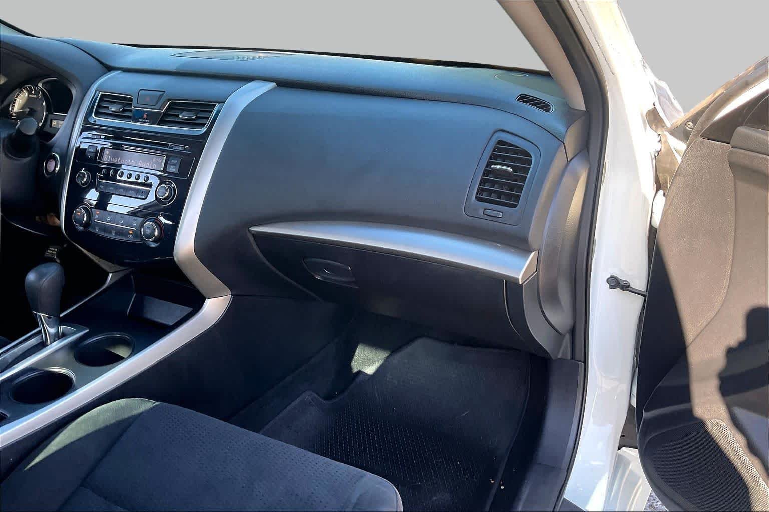 Used 2015 Pearl White Nissan 2.5 S image 16