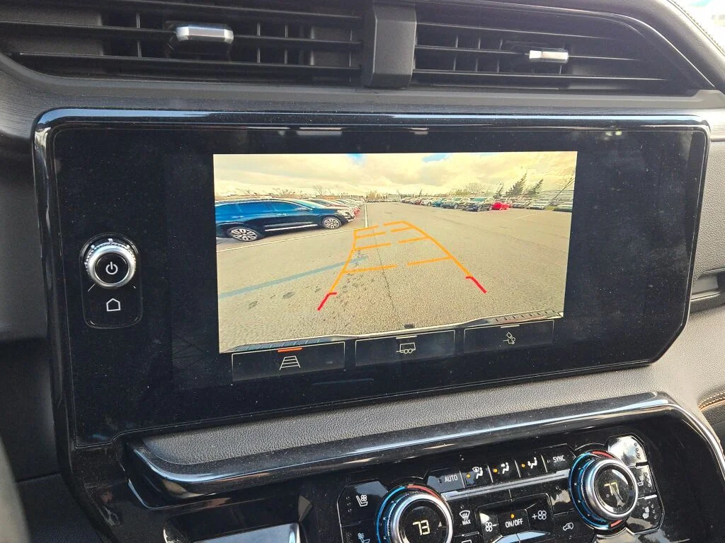 Used 2022 White GMC AT4 image 31