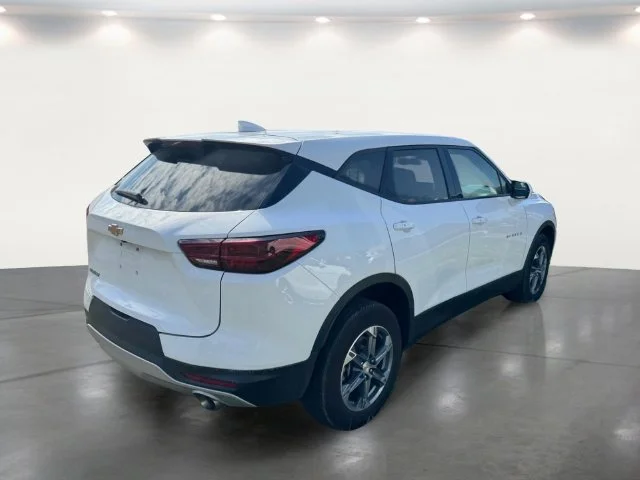 Used 2025 White Chevrolet LT image 17