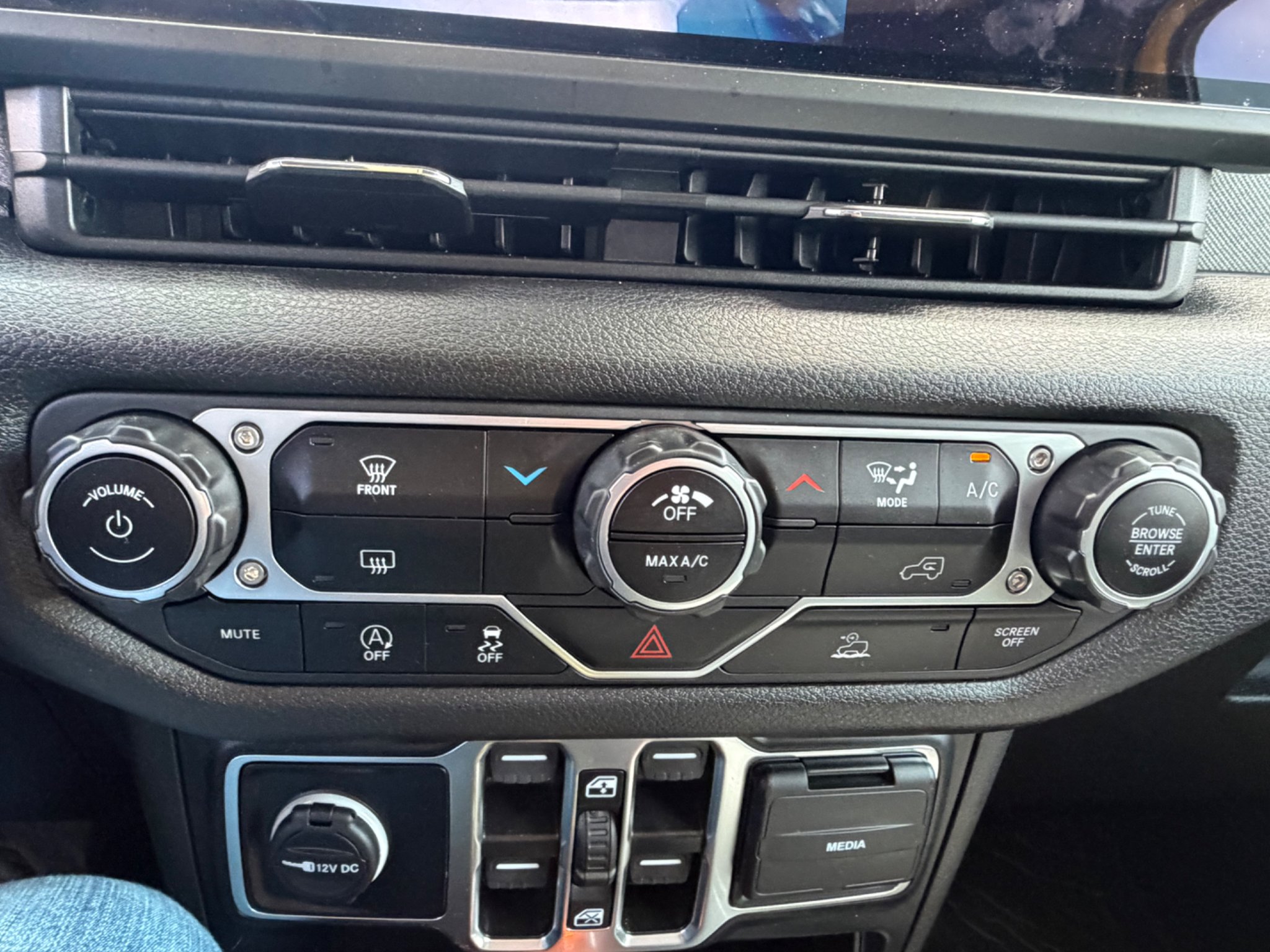 Used 2024 High Velocity Clearcoat Jeep Sport S image 26