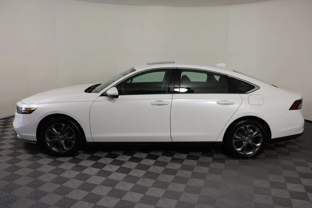Used 2024 Platinum White Pearl Honda EX image 5