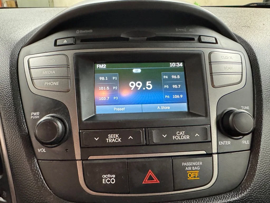 Used 2014 Silver Hyundai SE image 21