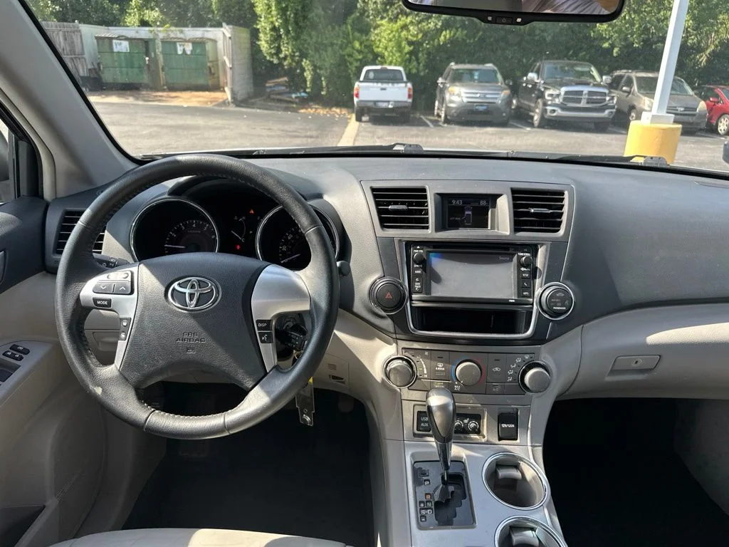 Used 2013 Classic Silver Metallic Toyota SE image 19