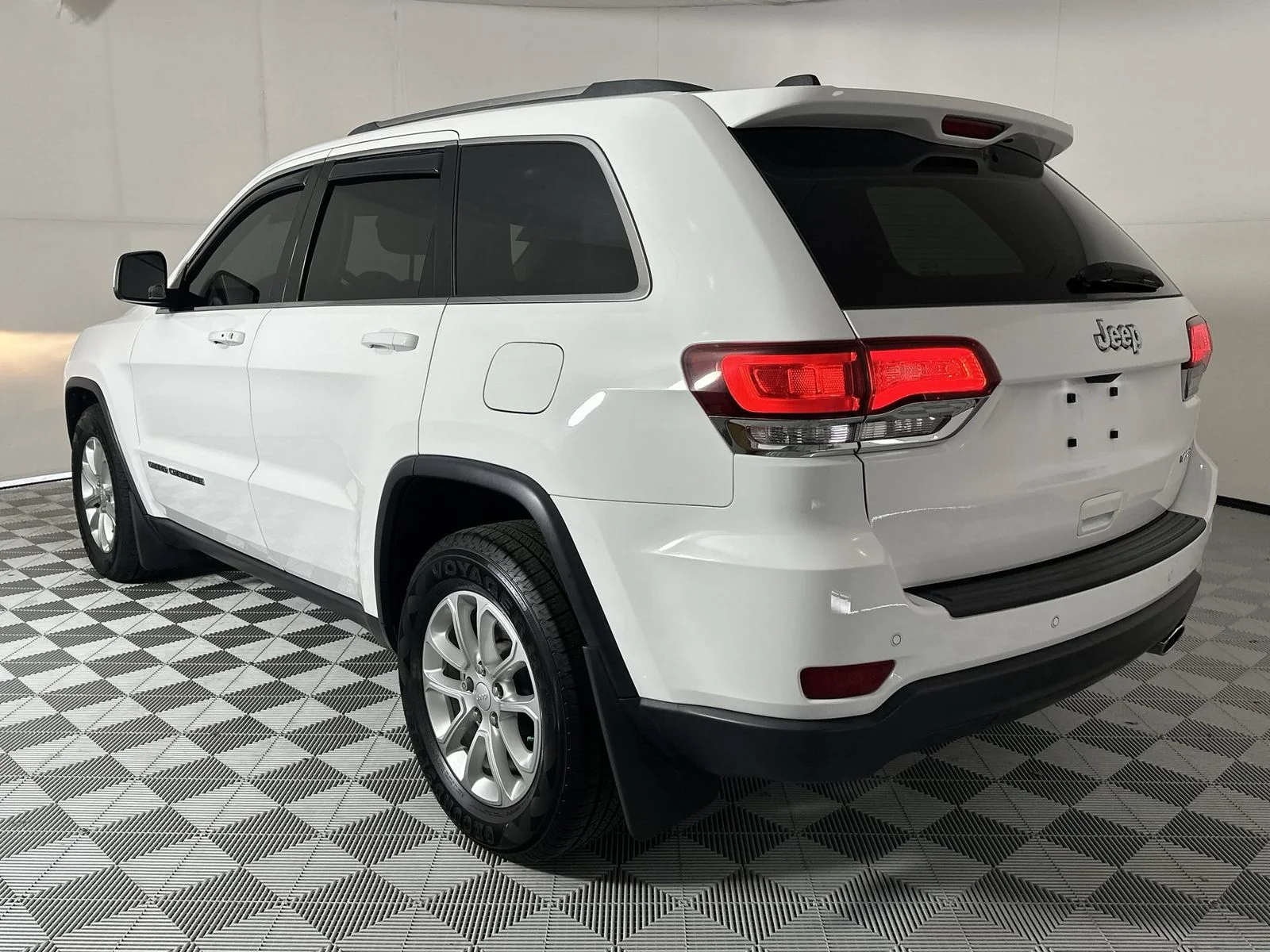 Used 2021 White Jeep Laredo E image 6