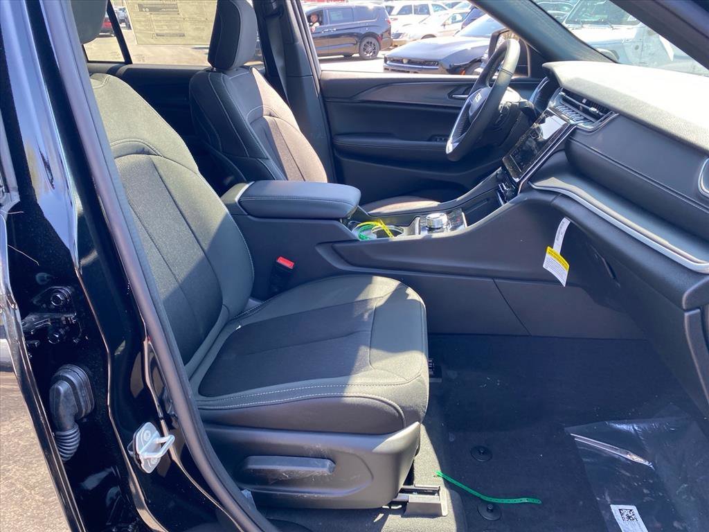 New 2026 Diamond Black Crystal Pearl-Coat Exterior Paint Jeep Laredo X image 17