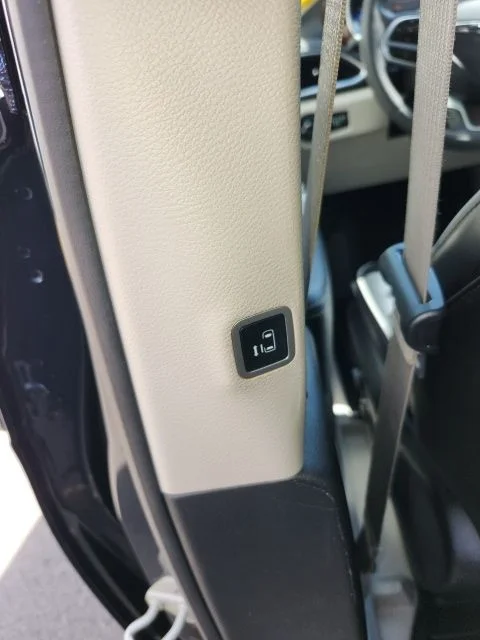 Used 2023 Brilliant Black Crystal Pearlcoat Chrysler Limited image 33
