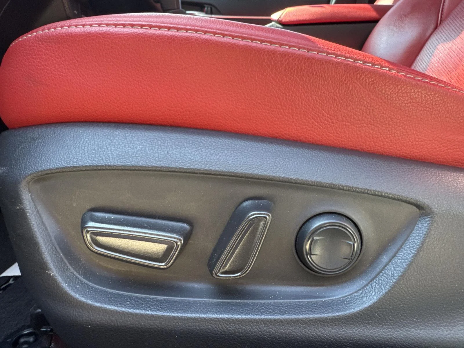 Used 2022 Wind Chill Pearl Toyota XSE image 9