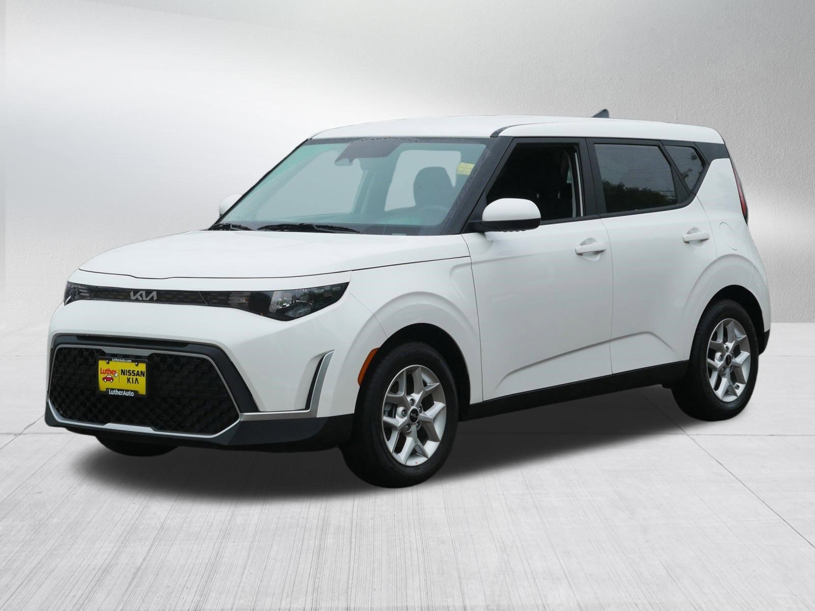Used 2025  Kia LX image 3